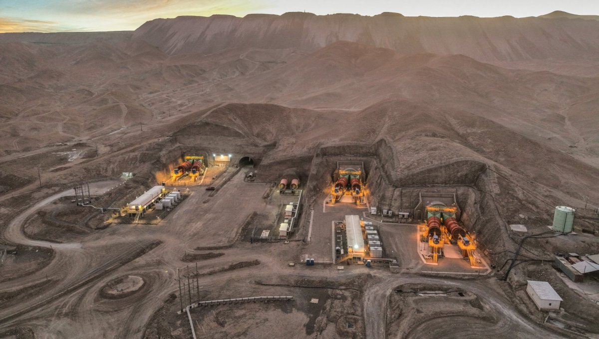 Implica el paso desde la tradicional mina a rajo abierto hacia una operación subterránea de alto nivel.